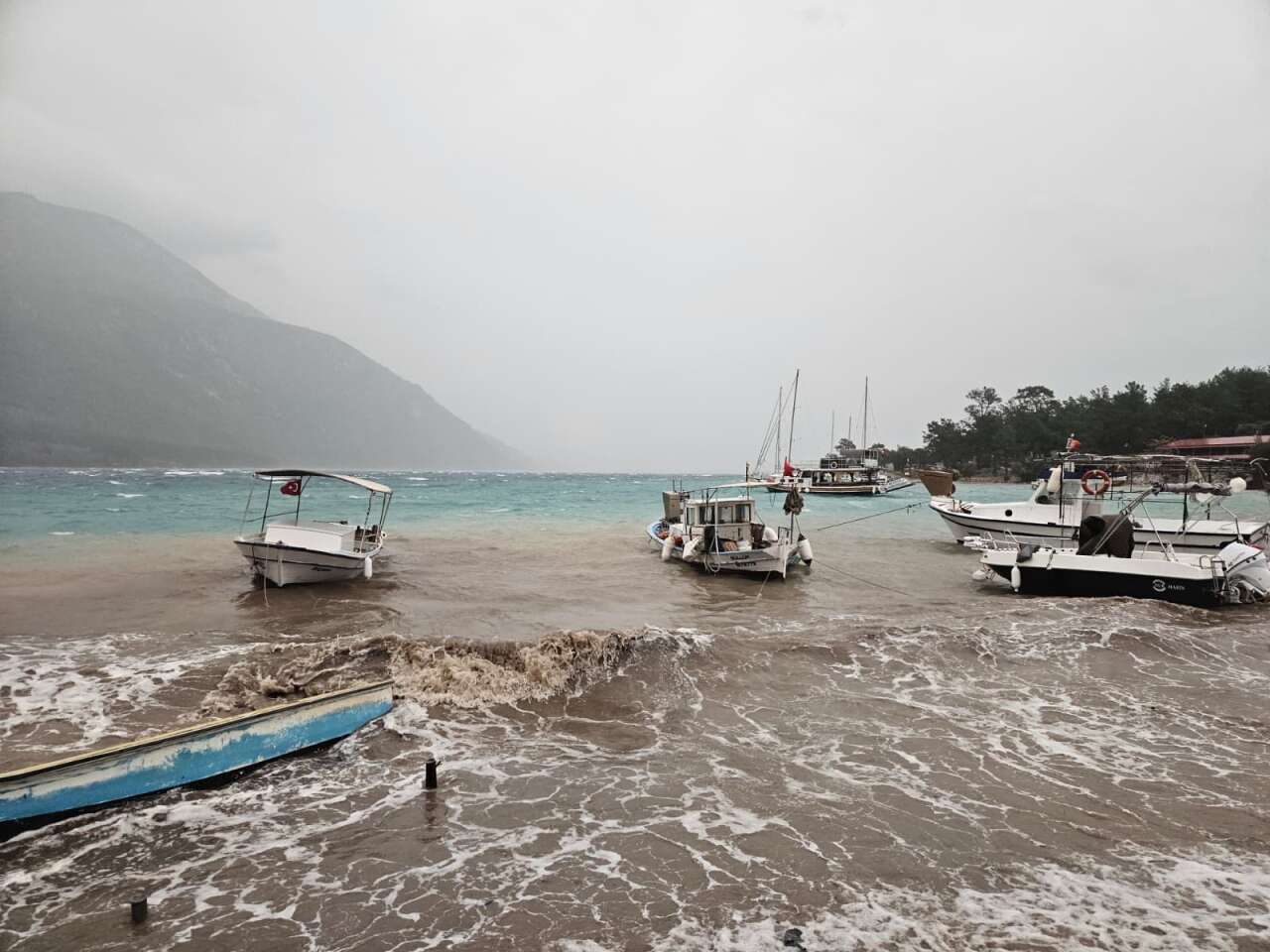 Akbük’te Şiddetli Lodos: Yılların En Etkili Fırtınası Balıkçı Barınağını Vurdu 2